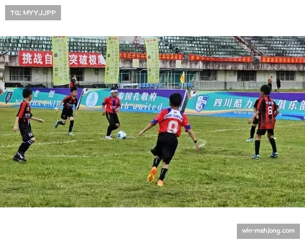 青少年足球赛事引入即时回放技术助力裁判判罚